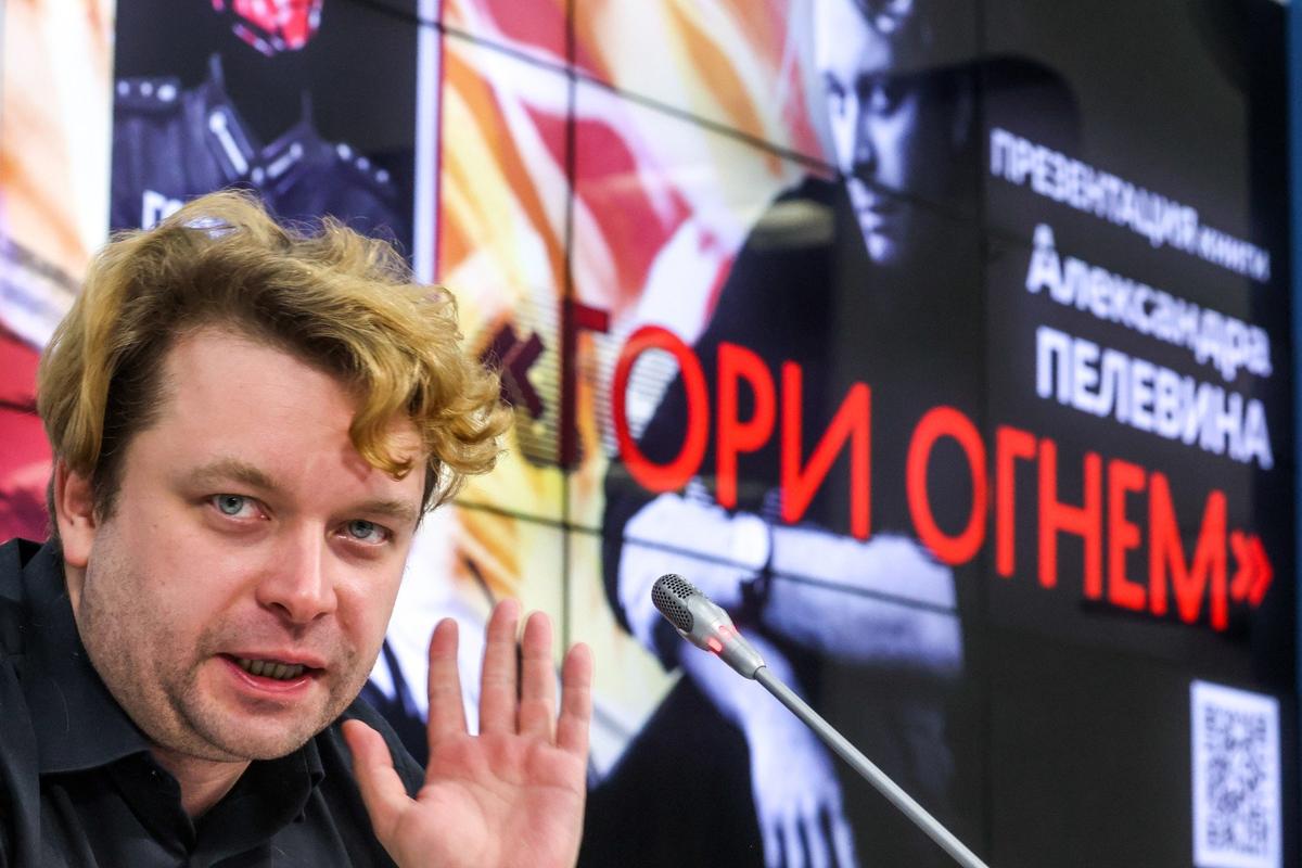 Z-поэт Александр Пелевин на презентации своей книги. Фото: Вячеслав Прокофьев / ТАСС