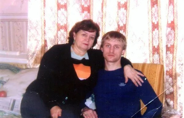 Мама с сыном (незадолго до обвинения в бандитизме)
