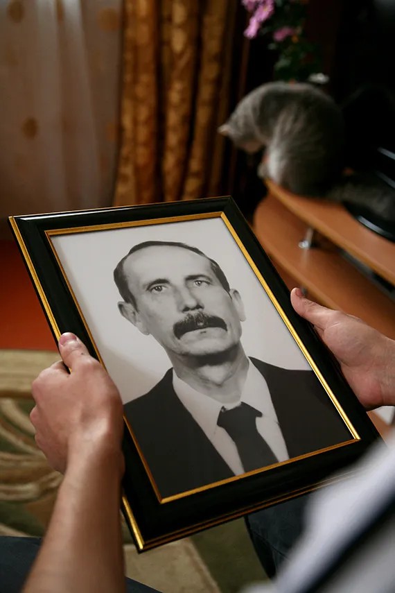 Портрет убитого Юрия Давыдова в руках его сына