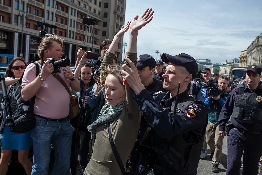 Полиция задерживает Анастасию Мельникову. Позже её отпустят после воспитательной беседы. Фото: Влад Докшин/ «Новая газета»
