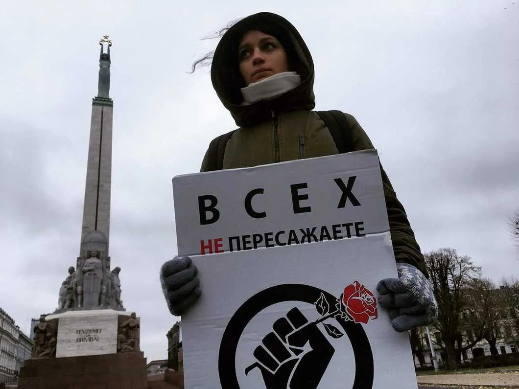 Участница пикета в поддержку российских журналистов в центре Риги. Фото: РИА Новости