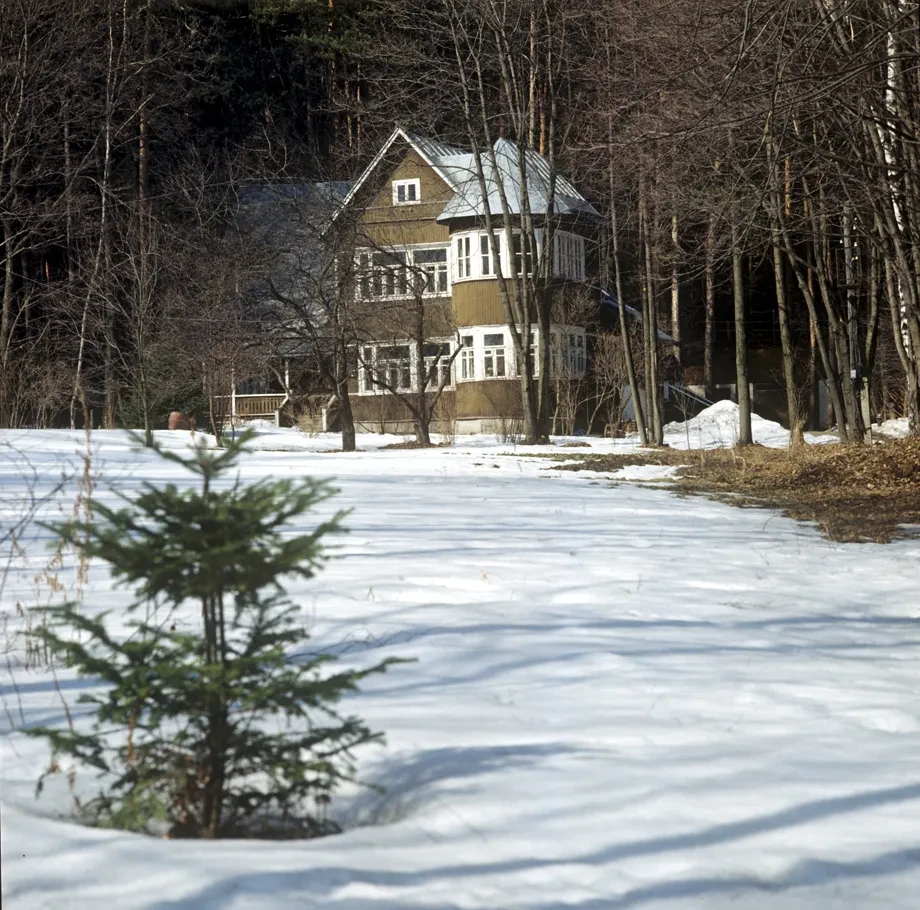 Городок писателей. Городок писателей Переделкино. Переделкино дача Пастернака зимой. Пастернак Переделкино писательский поселок зимой. Писательский городок в Переделкино.