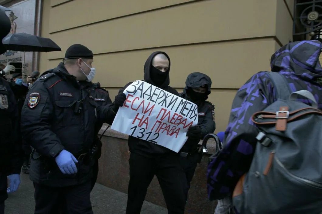 Задержание Влада Барабанова. Фото: Светлана Виданова/ «Новая газета»