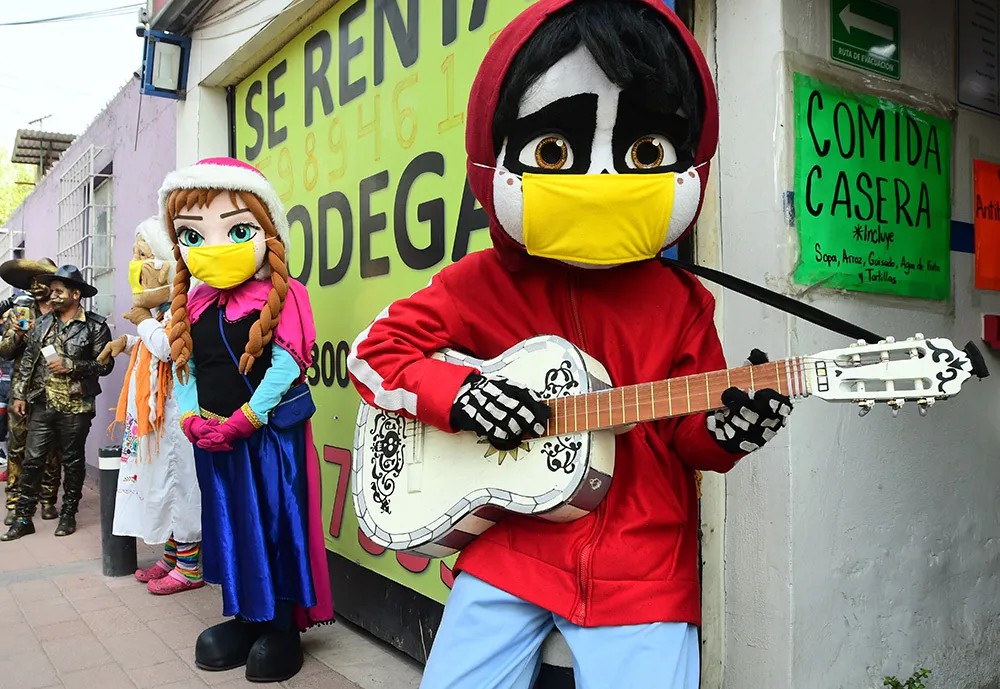 Уличные артисты в очереди за продовольственной помощью в Мехико. Фото: EPA-EFE