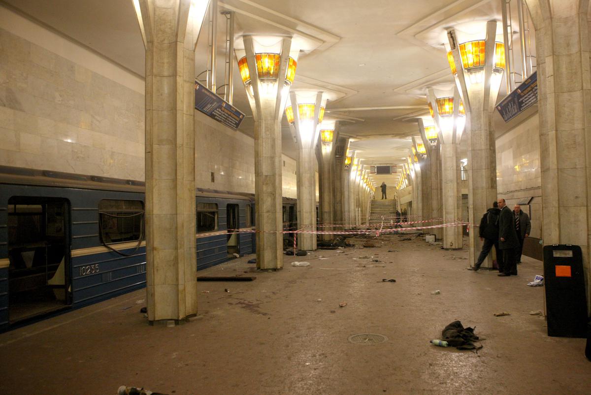 Минск, 12 апреля 2011 года. На месте взрыва на станции метро «Октябрьская». Фото: ИТАР-ТАСС