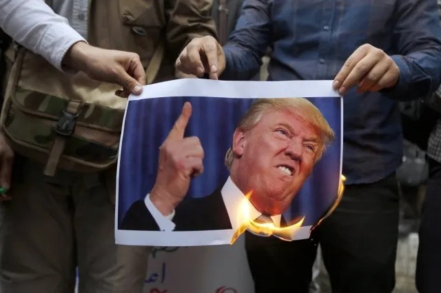 Портрет президента Трампа сжигают в Иране. Фото: EPA