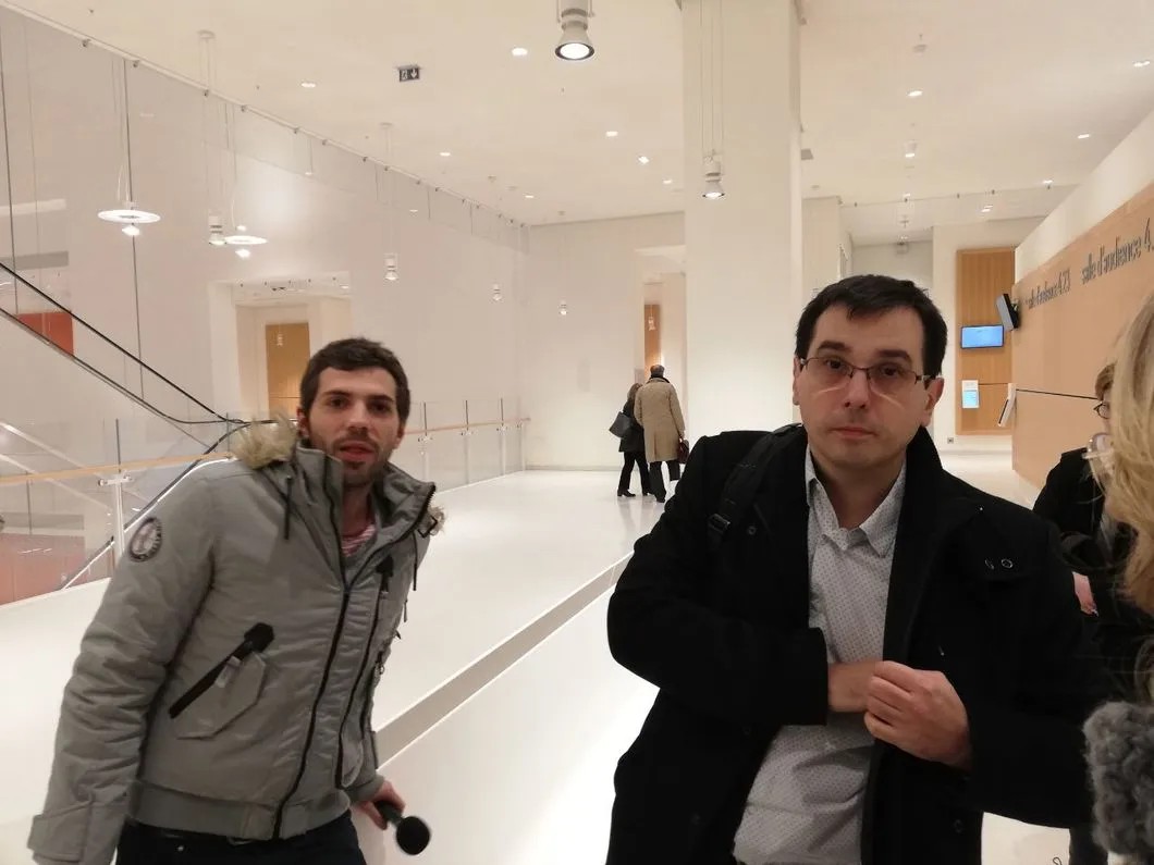 Истец Беррюйер (справа) рядом с французским журналистом российского государственного СМИ. Фото: Юрий Сафронов/«Новая газета»