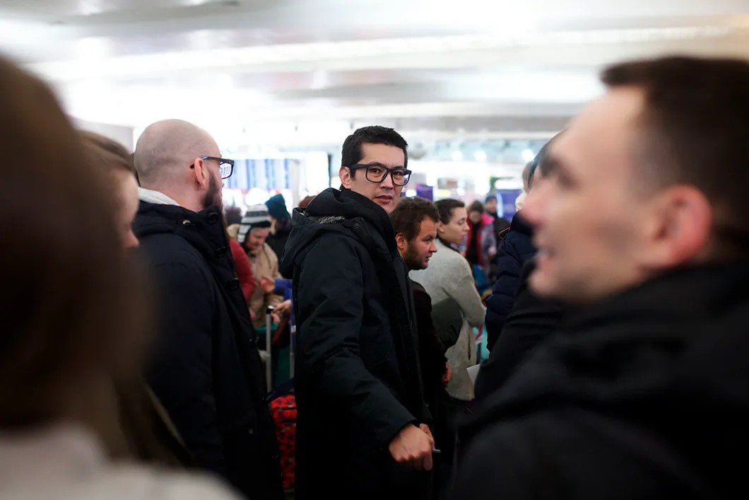 Али прощается с друзьями и коллегами в аэропорту. 15 февраля 2018 года. Фото: Влад Докшин / «Новая газета»