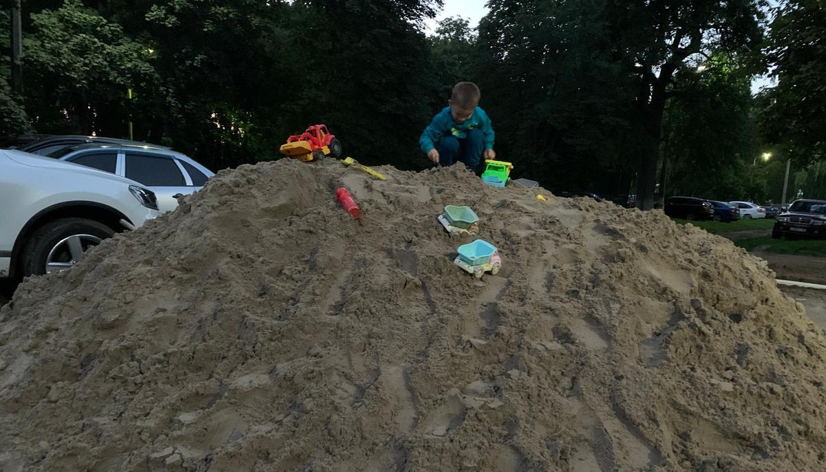 Для детей ничего не жалко: целая гора строительного песка вместо обычной песочницы. Фото: Татьяна Васильчук / «Новая газета»