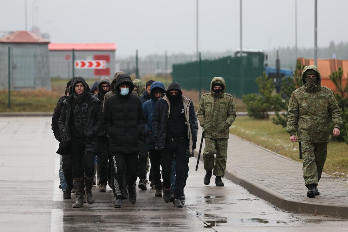 Мигранты на белорусско-польской границе. Фото: Сергей Бобылев / ТАСС