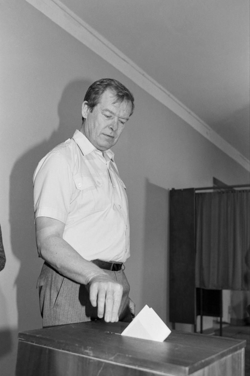 Кандидат в президенты России Бакатин во время голосования на избирательном участке, 1991 год. Фото: Владимир Завьялов / Фотохроника ТАСС