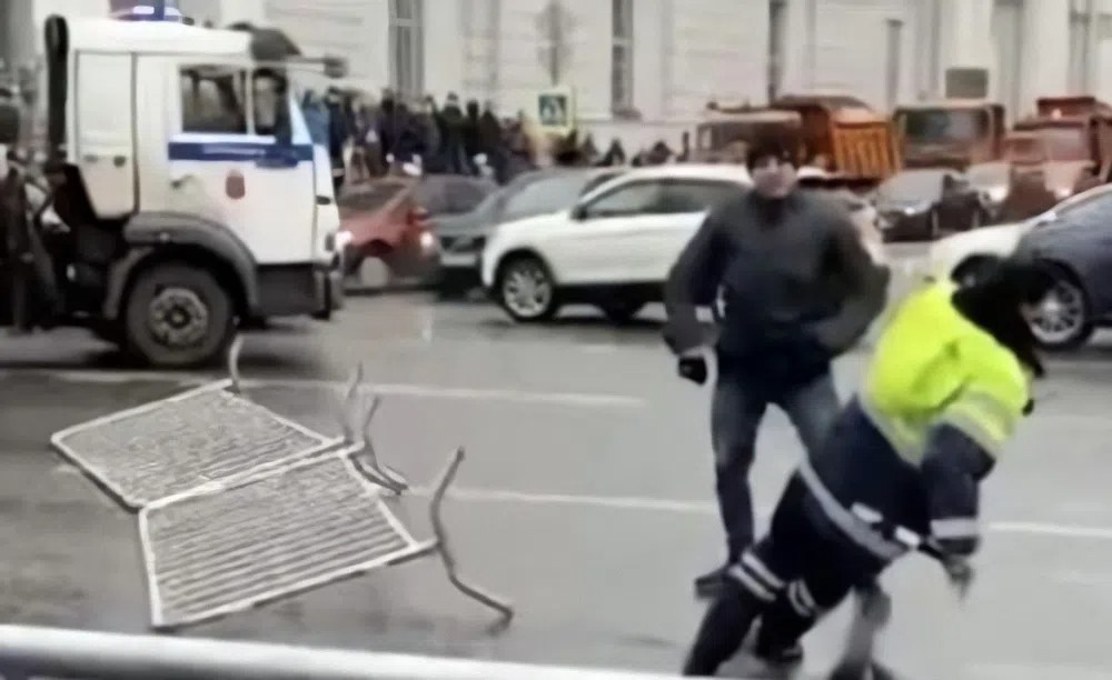 Петербуржец Николай Девятый ударяет сотрудника ДПС на одной из акций протеста. Скриншот из видеозаписи инцидента