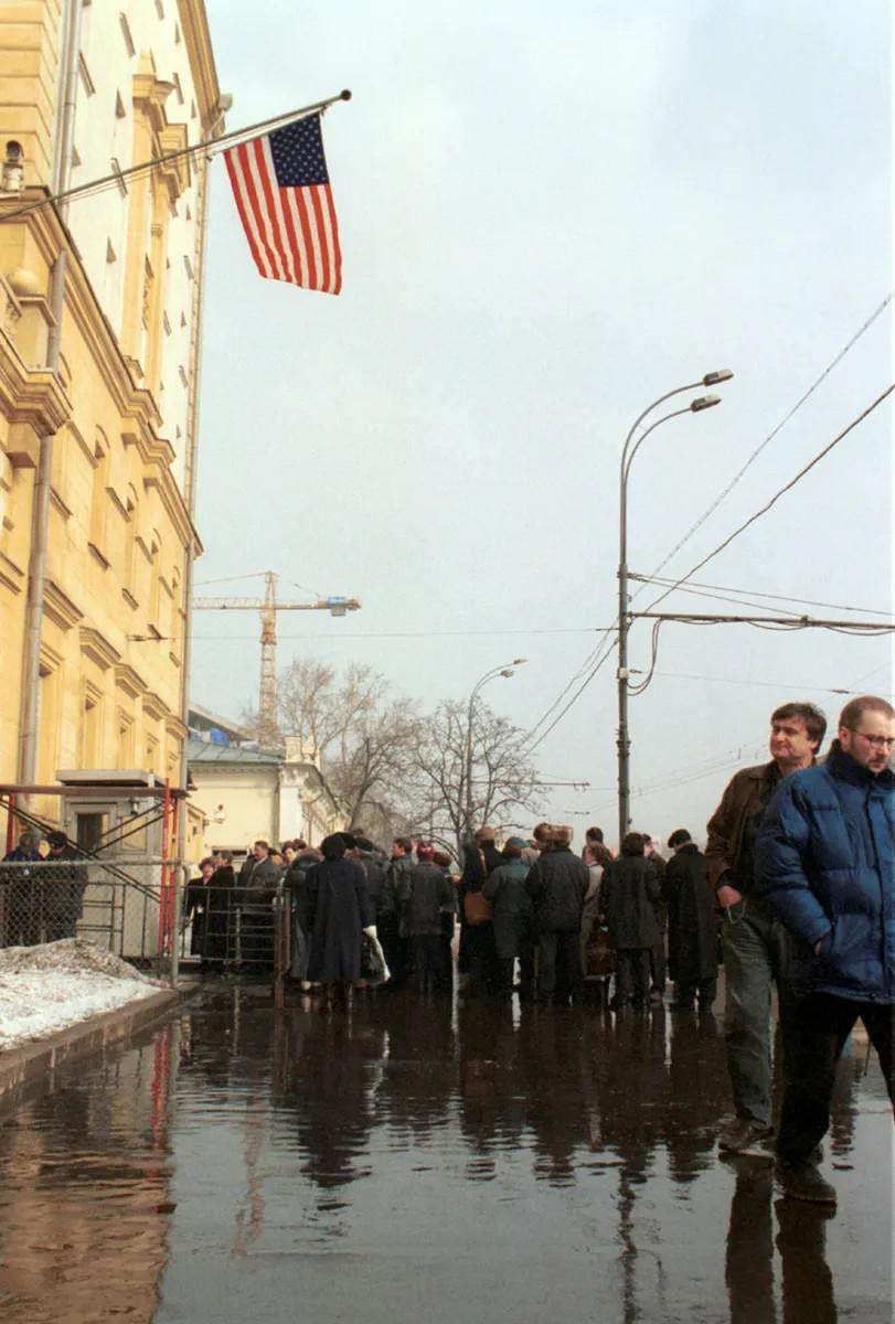1990-е. Очередь у посольства США. «Можем повторить?» Фото: Игорь Палкин / ТАСС