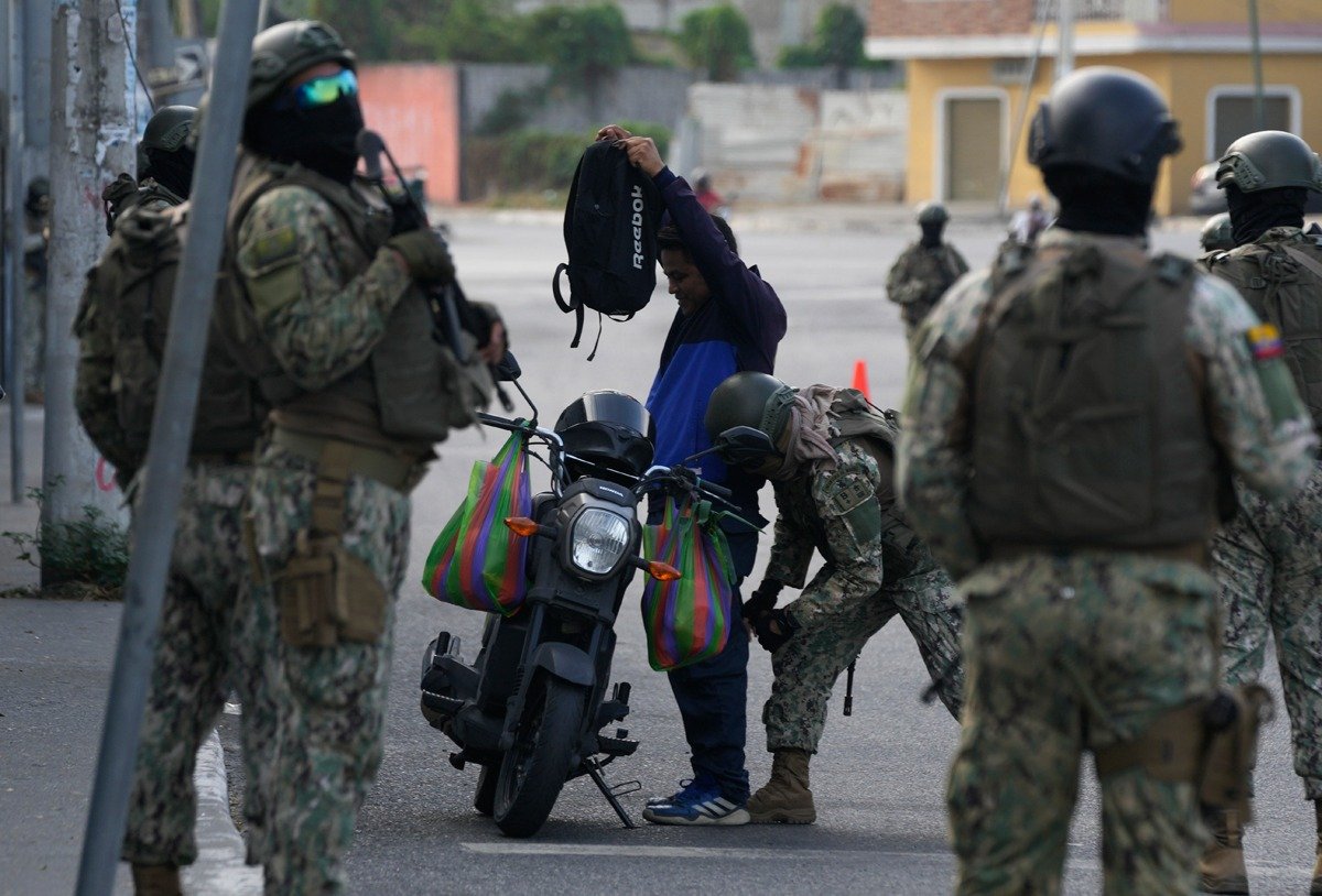 Солдаты обыскивают мужчину во время проверки безопасности перед вторым туром президентских выборов. Фото: AP / ТАСС