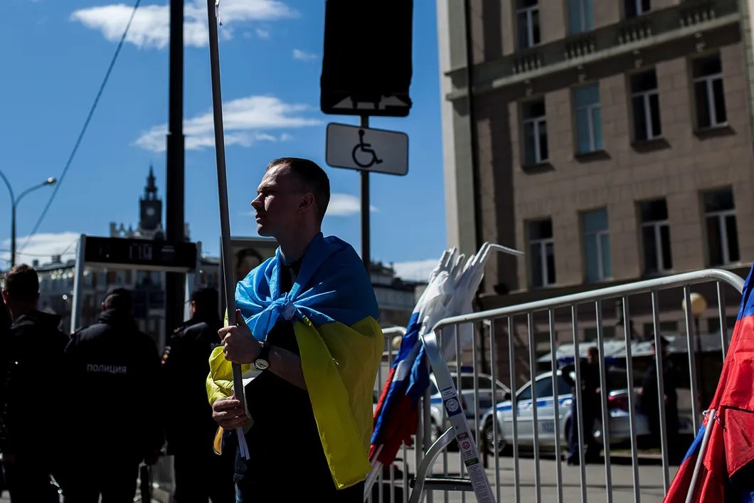 Гражданский активист Ильдар Дадин у входа на митинг. Фото: Влад Докшин / «Новая газета»