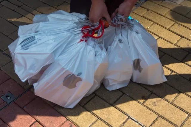 Китайский покупатель продукции Apple после выхода айфонов нового поколения. Пхеньян, Китай. Фото: Reuters