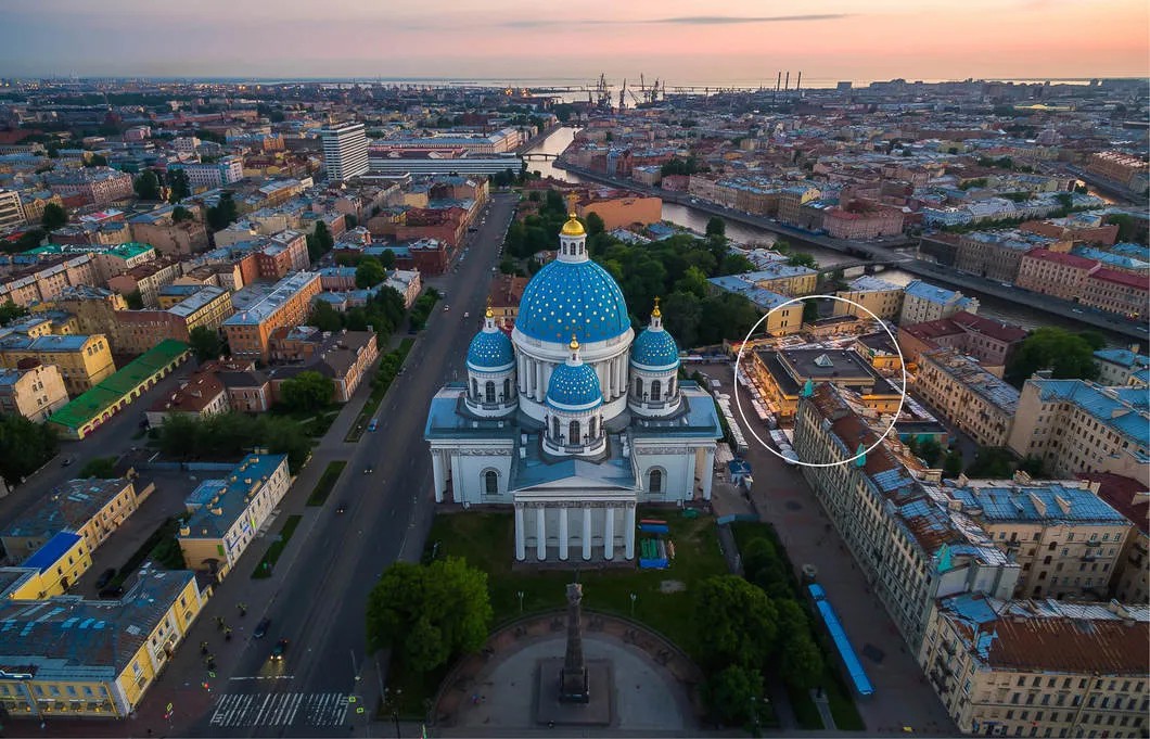 Троицкий собор и рынок (справа). Фото: Станислав Забурдаев