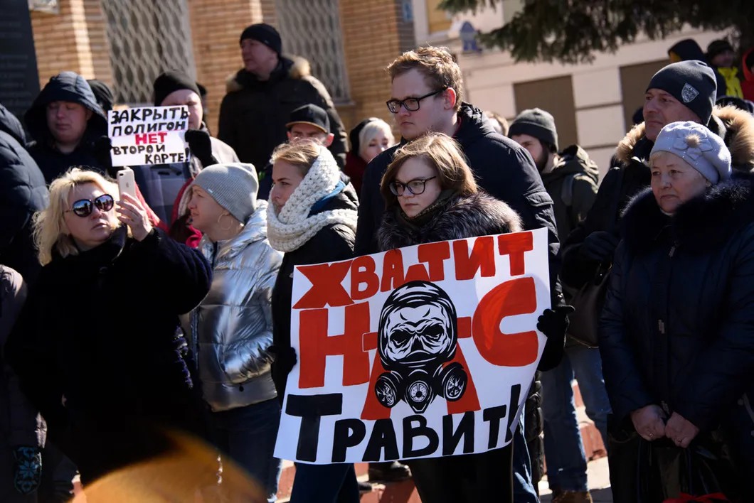 Митинг напротив администрации в Волоколамске (24 марта). Жители почти час ждут ее представителей. Фото: Виктория Одиссонова / «Новая газета»