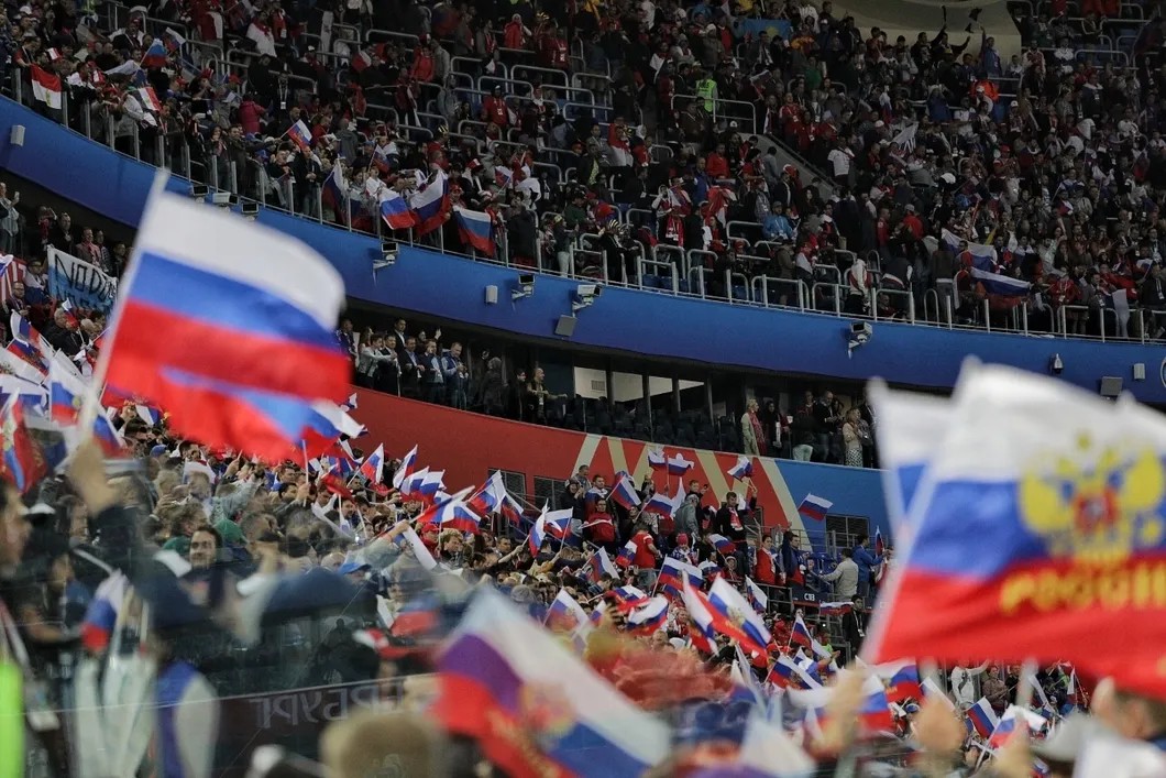 Трибуны с российскими болельщиками. Матч посетило 64 тысячи человек. Фото: Влад Докшин / «Новая газета»