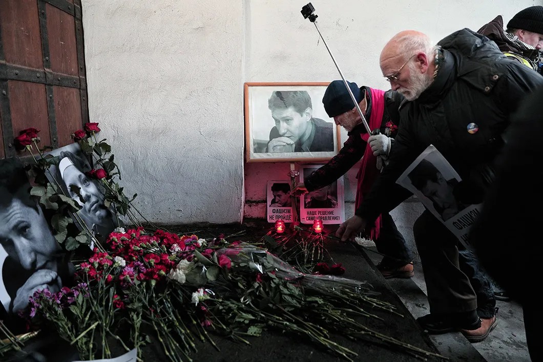 Акция памяти на месте убийства Стаса Маркелов и Анастасии Бабуровой. Фото: Влад Докшин / «Новая газета»
