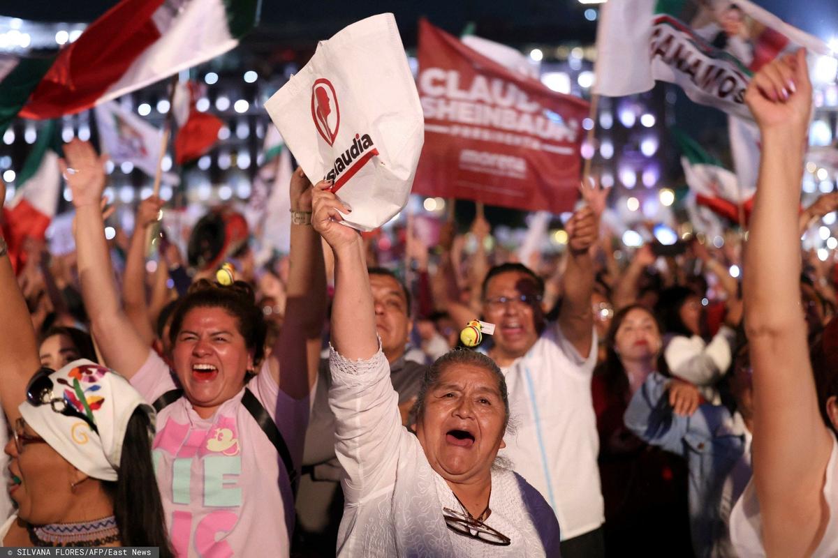 Сторонники Клаудии Шейнбаум празднуют результаты всеобщих выборов на площади Сокало в Мехико, 3 июня 2024 года. Фото: SILVANA FLORES / AFP / East News