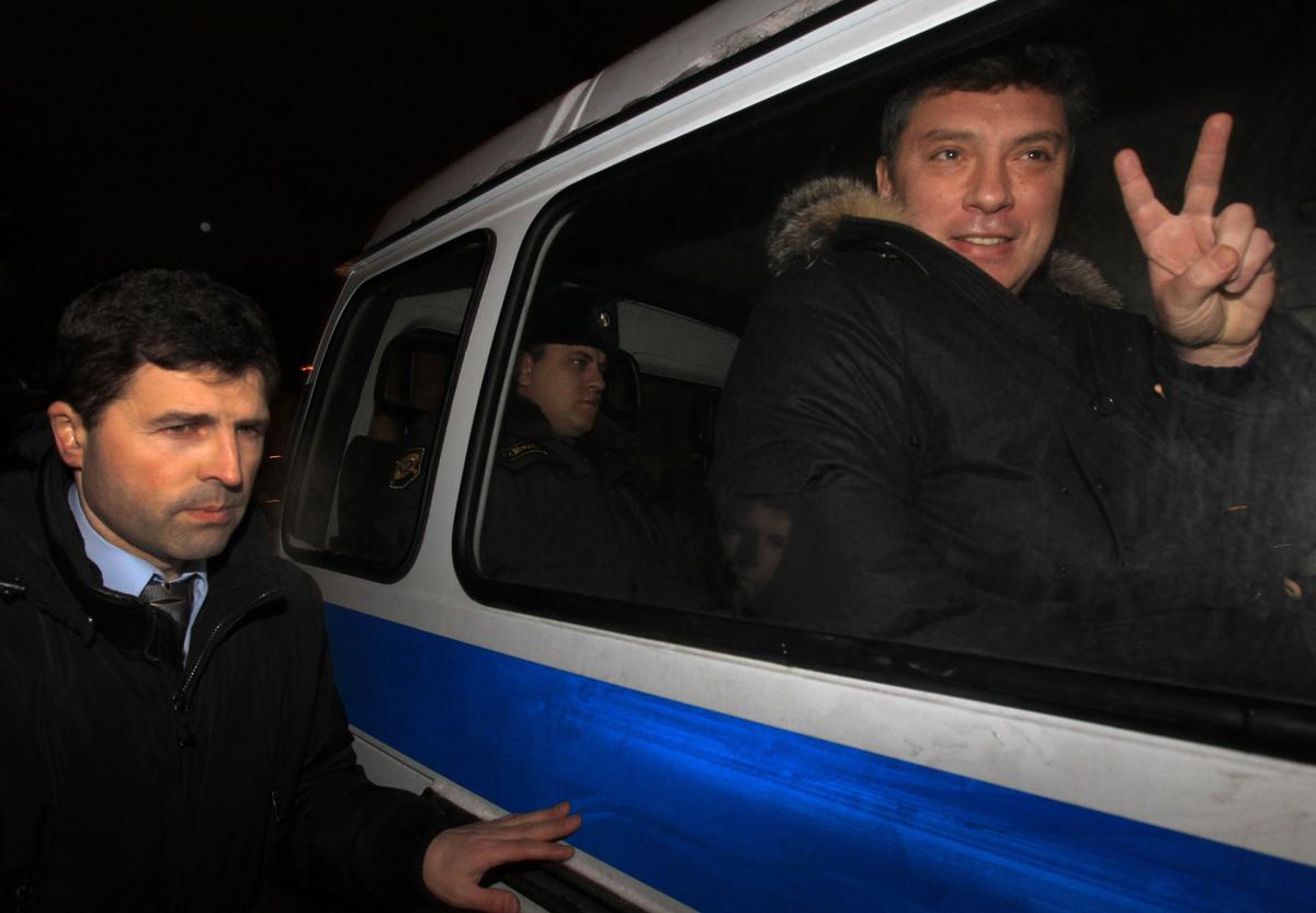 Бориса Немцова вывозят с территории СИЗО на Симферопольском бульваре, где он провел 15 суток под арестом. Фото: РИА Новости