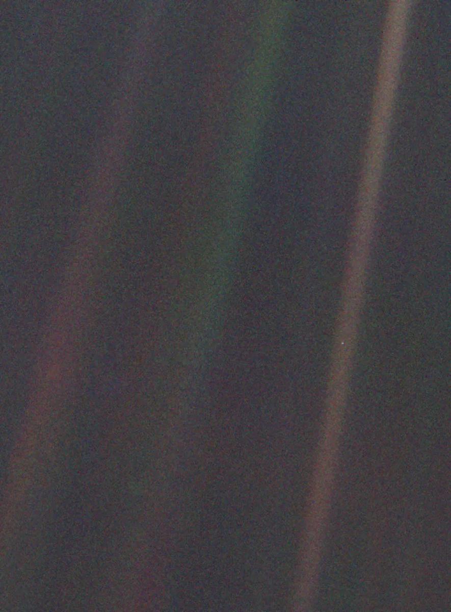 Одна из самых знаменитых фотографий аппарата — «Бледно-голубая точка» («Pale Blue Dot»). Фото: NASA/JPL, 1990 год