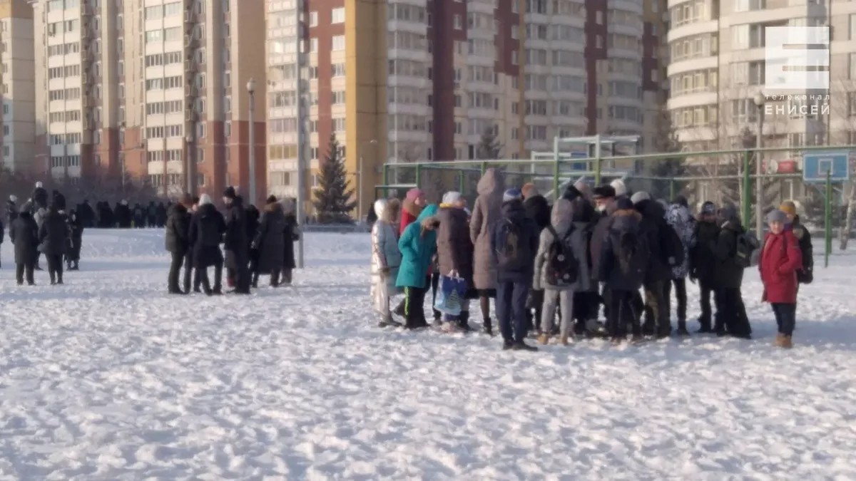 Красноярские школьники, эвакуированные после сообщения о минировании. Фото: enisey.tv
