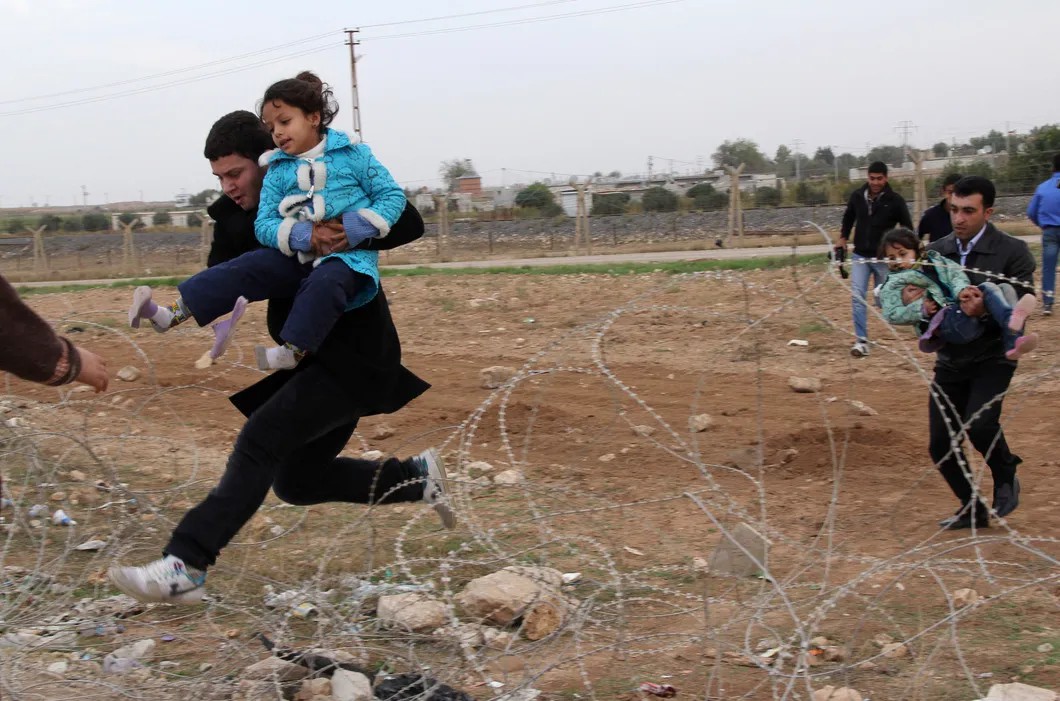 Сирийцы перебегают границу с Турцией, 2012 г. Фото: Reuters
