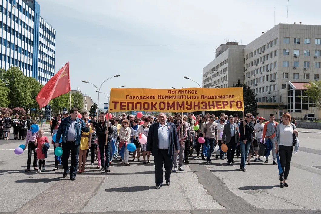 Первомайские колонны проходят по Луганску. Фото: Антон Карлинер