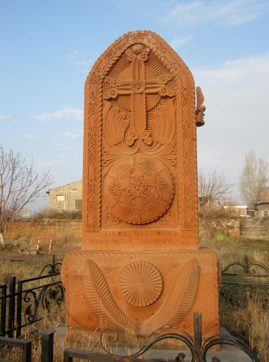 Мемориальный хачкар в память о погибших при крушении самолета Airbus A320, рейс 967 компании «Армавиа». Фото: википедия