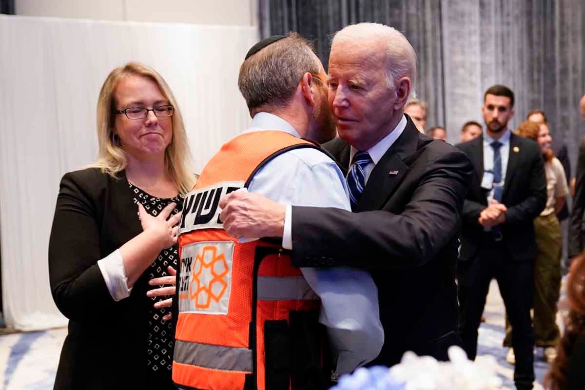 Джо Байден во время встречи с родственниками жертв нападения и сотрудниками служб быстрого реагирования. Фото: AP / TASS
