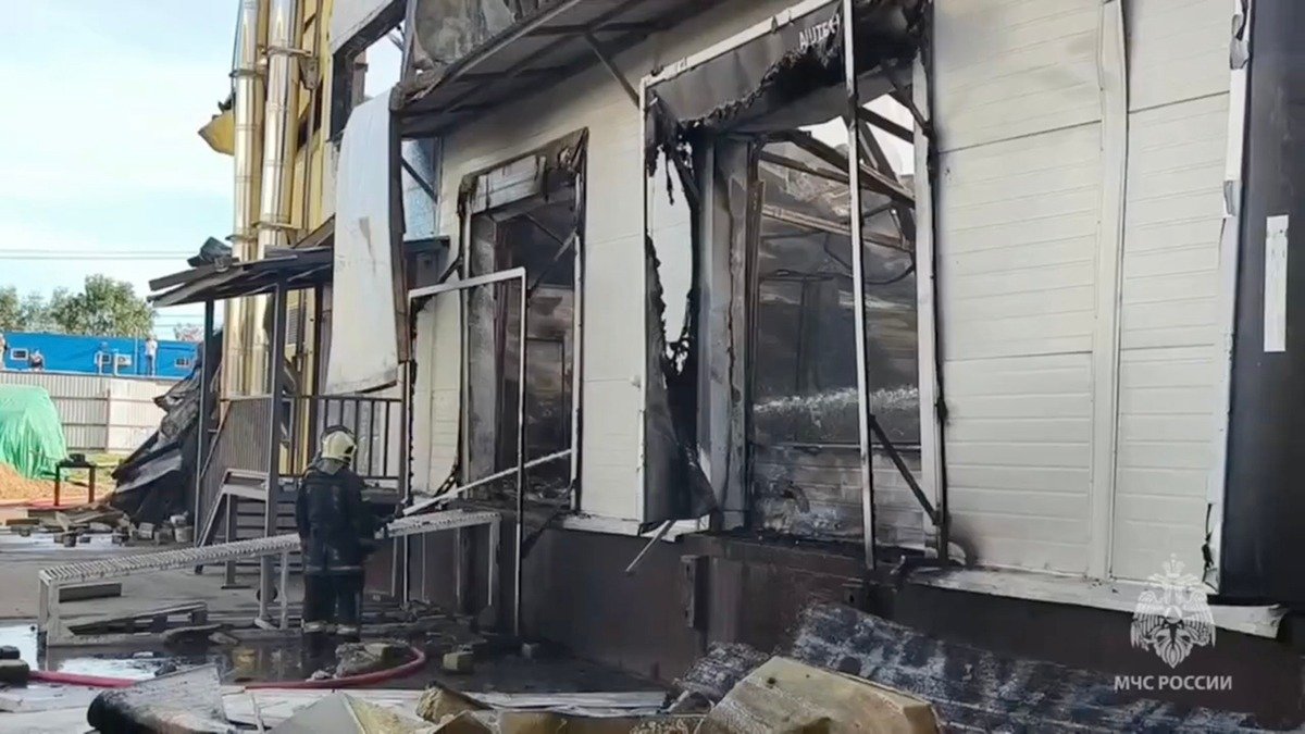 Пожар на складе сервиса «Чердак». Фото: МЧС России