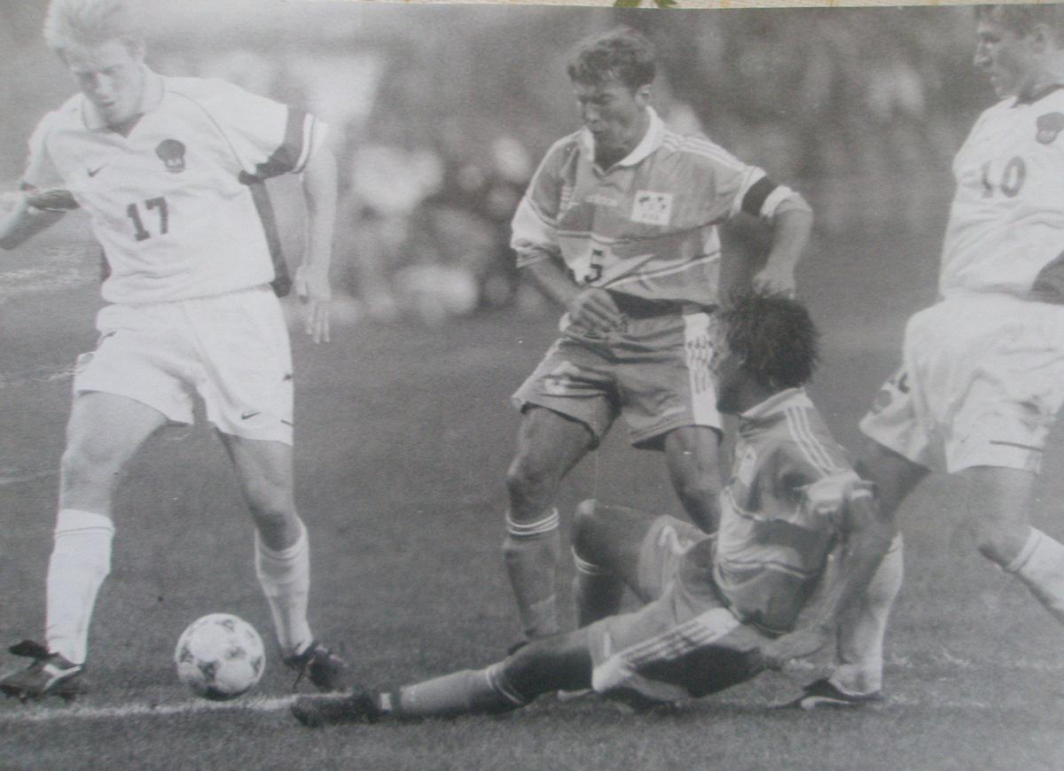 18 августа 1997 года. «Лужники». Матч в честь 850-летия Москвы и столетия российского футбола. Капитан сборной мира Лотар Маттеус в борьбе с Игорем Яновским (№17) и Олегом Веретенниковым (№10). Фото: Евгений Успенский