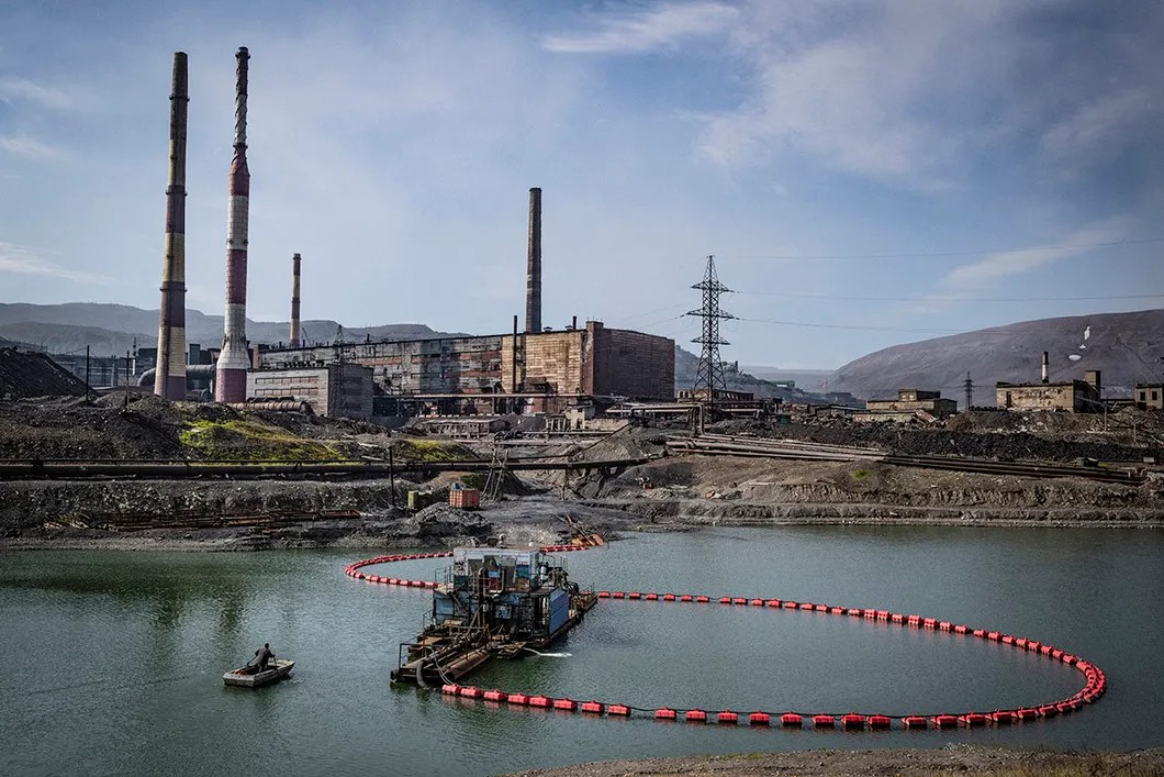 Lake Baryernoe by the Nickel Plant. Norislk. Photo: Yuri Kozyrev, Novaya Gazeta