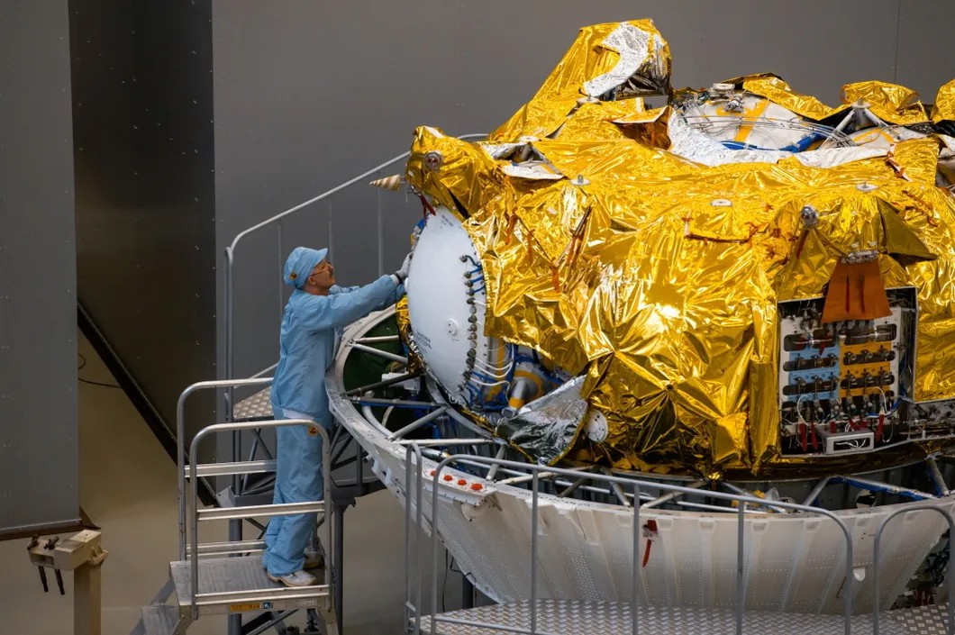 Подготовка спутника на предприятии Роскосмоса. Фото: Роскосмос