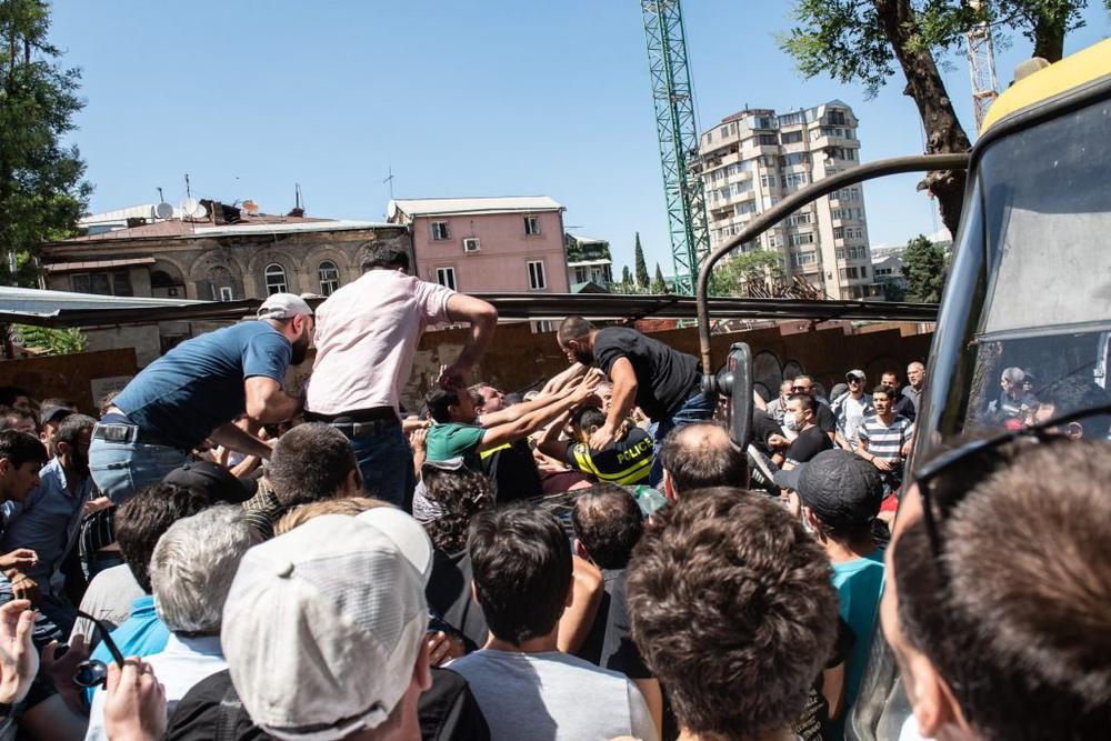 Одно из многих жестких нападений националистов на ЛГБТ в центре Тбилиси. Фото: Давид Пипиа / Jam News