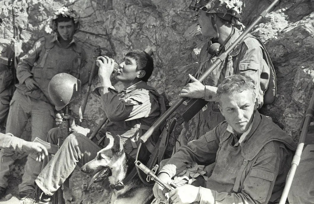 За 9 лет войны советское военное руководство так и не смогло обеспечить солдат в Афганистан достаточным количеством питьевой воды. Фото: Виктор Хабаров