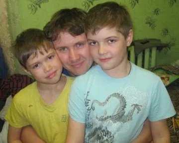 Руслан Вахапов с сыновьями. Фото из семейного архива
