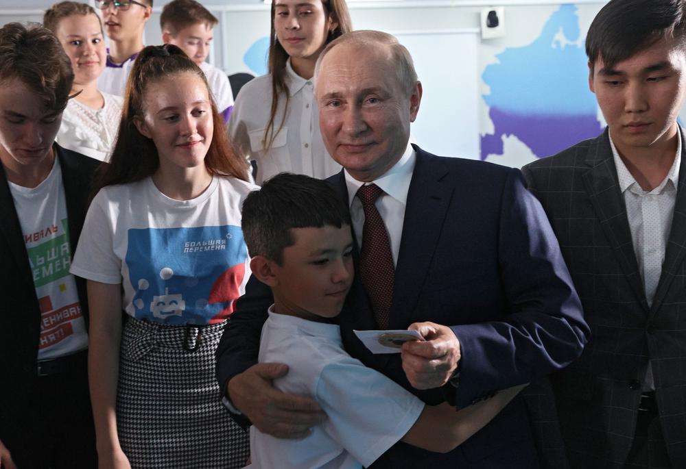 Владимир Путин фотографируется с участниками приуроченной к Дню знаний встречи с учащимися школ, гимназий и лицеев, 1 сентября 2021 года. Фото: РИА Новости