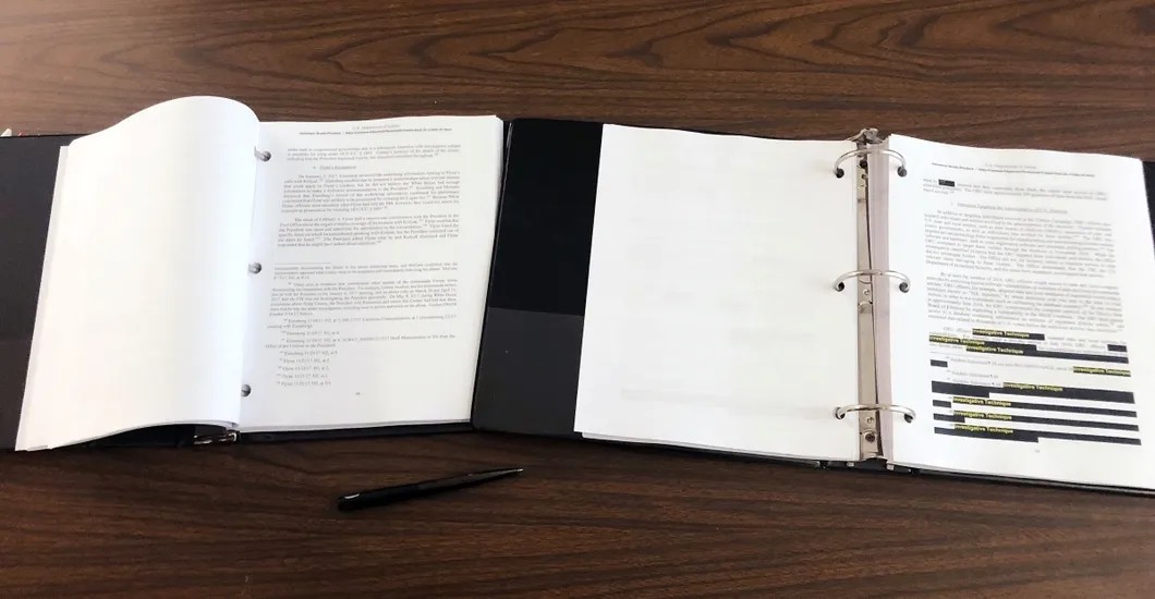 Папки с докладом Мюллера. Черным отмечены скрытые фрагменты. Фото: Reuters