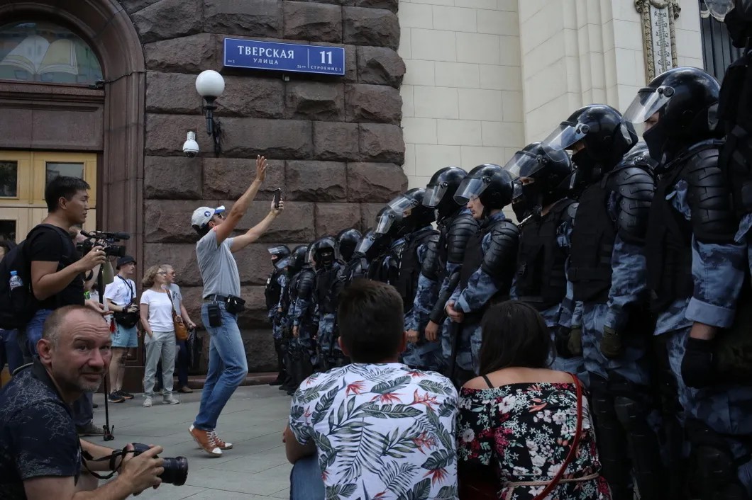 Полицейское оцепление на пешеходной зоне у мэрии. Фото: Анна Артемьева / «Новая газета»