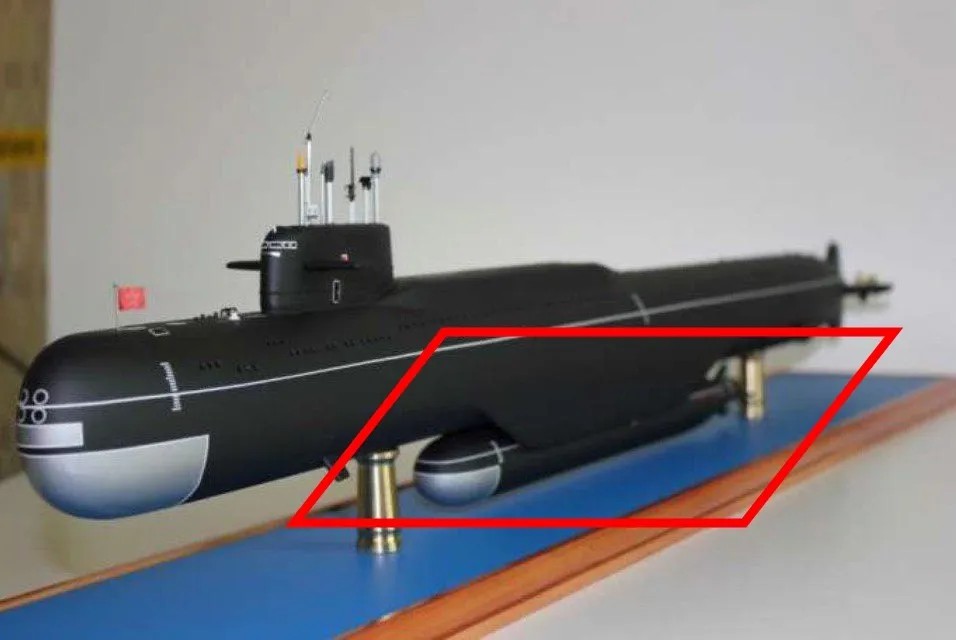Макет подводной лодки, под брюхом которой — атомная глубоководная станция «Лошарик»