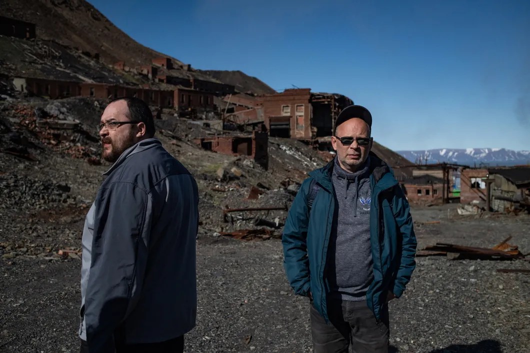 Ramil Sadrlimanov and Igor Klyushin. Abandoned coal shaft near the town of Schmidt. Photo: Yuri Kozyrev, Novaya Gazeta