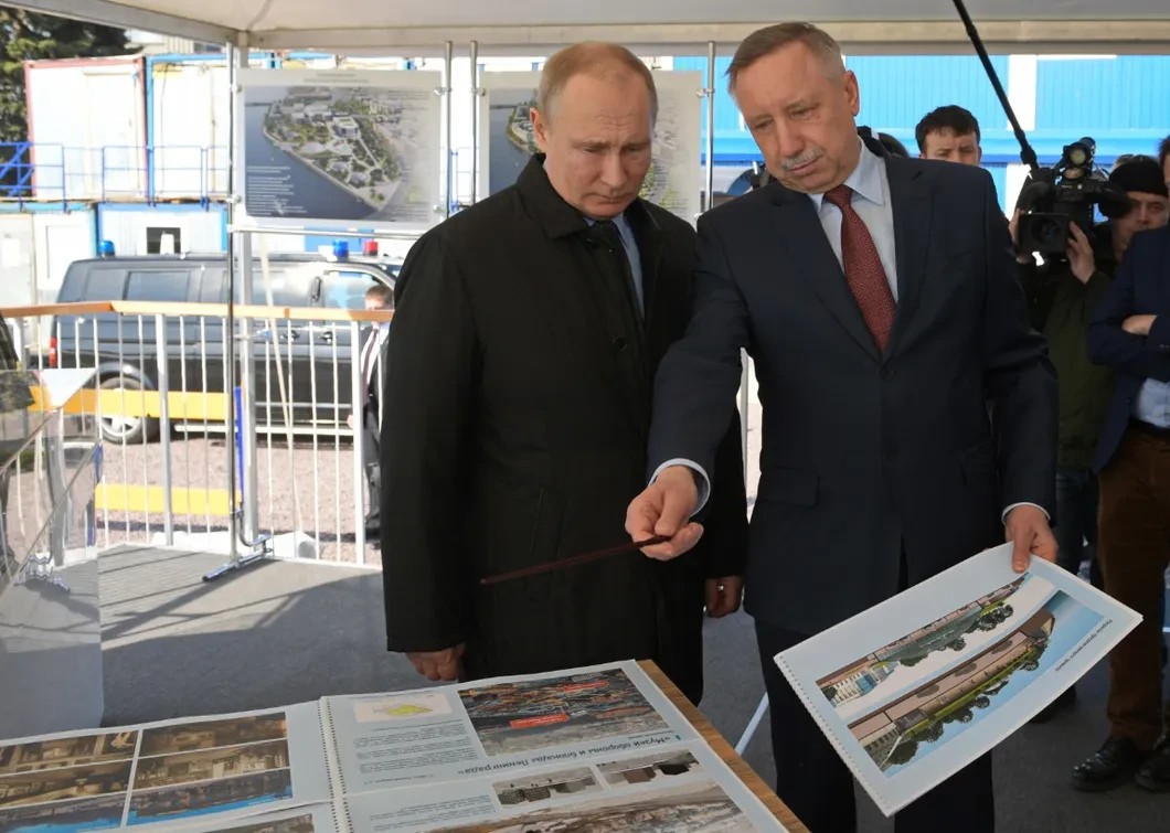 Владимир Путин и Александр Беглов рассматривают проект будушего парка. Фото: gov.spb.ru