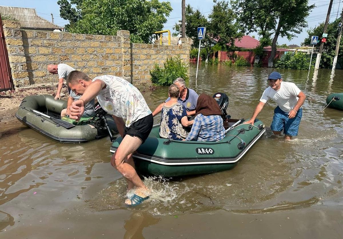 Продолжаются работы по эвакуации гражданских из зоны затопления.   Фото: Евгений Кузьмин / соцсети