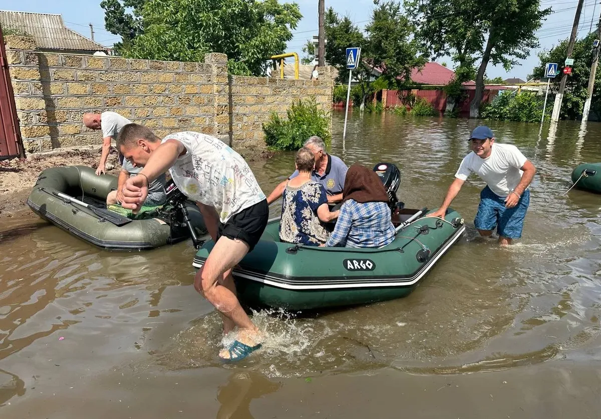 Вода уйдет, останется только грязь. Что сегодня происходит в затопленной  Голой Пристани. Херсонская область, левый берег Днепра — Новая газета