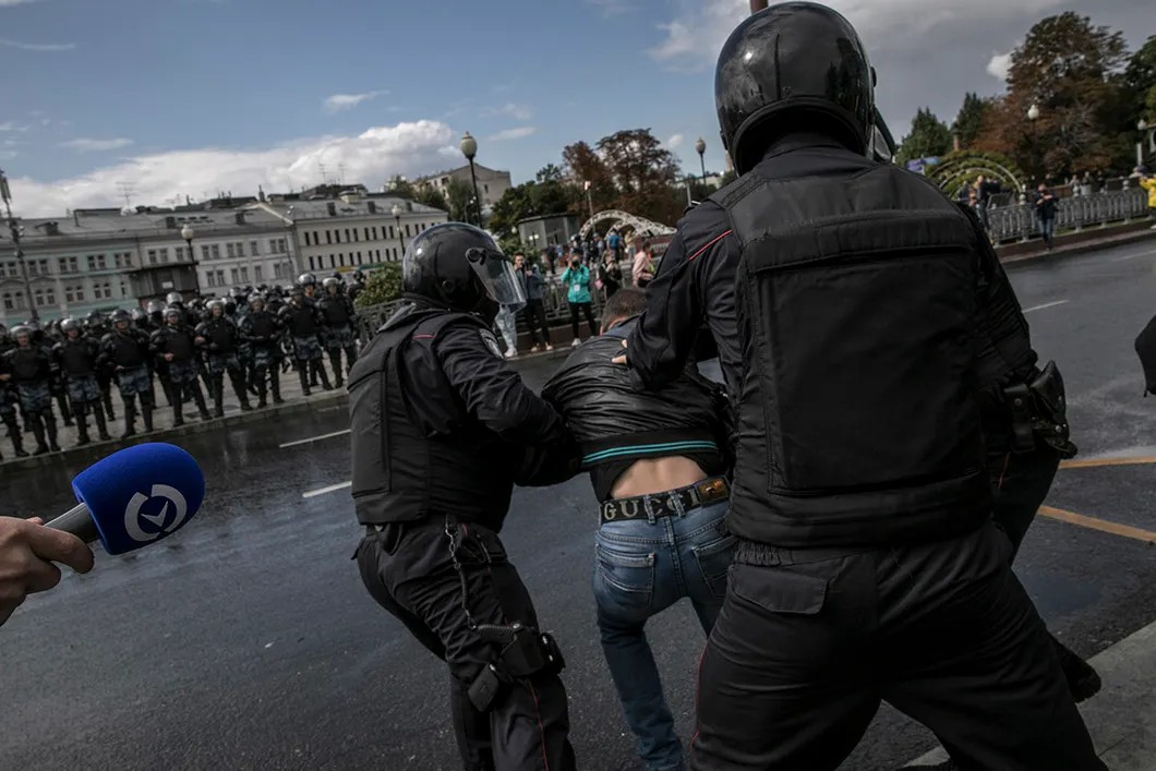 Задержание Константина Тельминова на Трубной площади. Фото: Влад Докшин / «Новая»