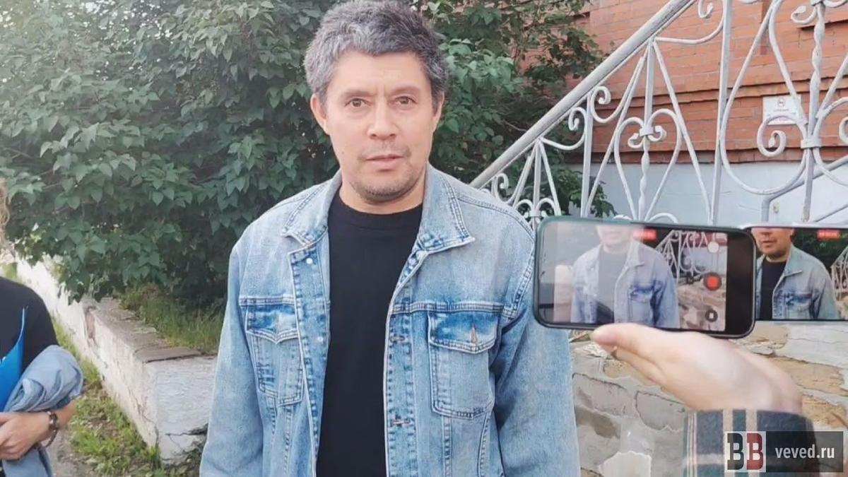 Грэй Болтачев после освобождения из спецприемника. Кадр: «Вечерние ведомости»