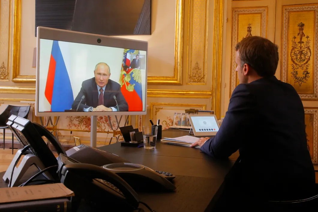 Макрон и Путин общаются по видеосвязи в июне 2020 года. Фото: EPA